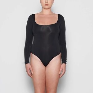 SKIMS by Kim Kardashian ESSENTIAL LONG SLEEVE SCOOP NECK BODYSUIT NWOT 52